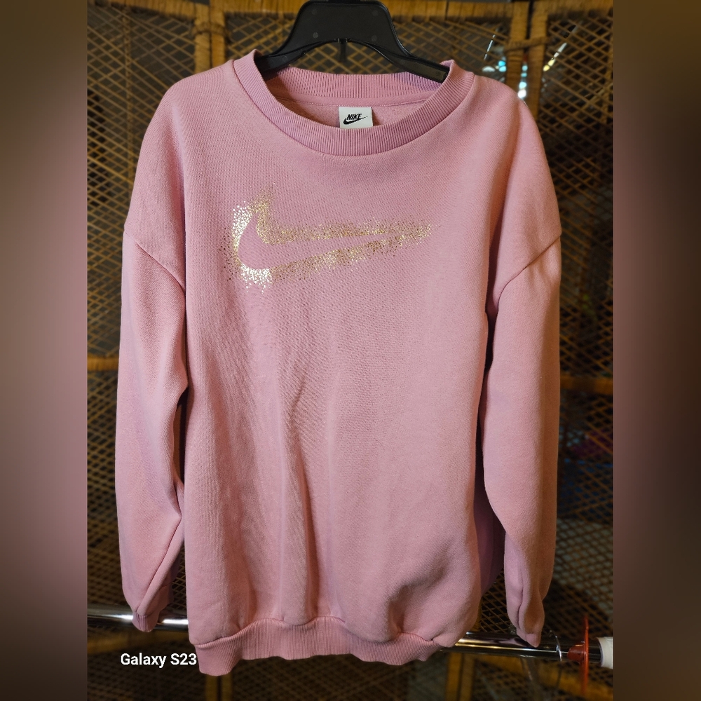 NWOT GIRLS SIZE XL PINK WITH GOLD NIKE SWOOSH CREW NECK SWEATSHIRT